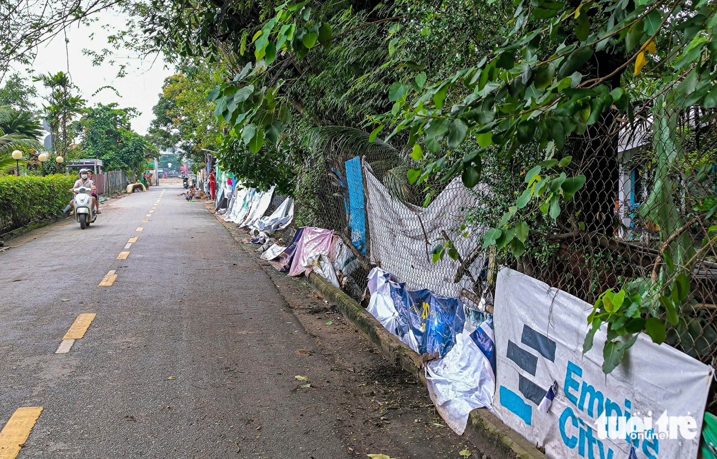 潮汐高涨,堤岸参差不齐,平贵居民刚摆脱洪水又担忧新一轮潮汐